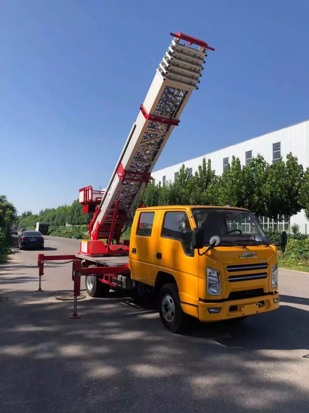 惠东附近的云梯车出租服务：轻松解决高空作业需求